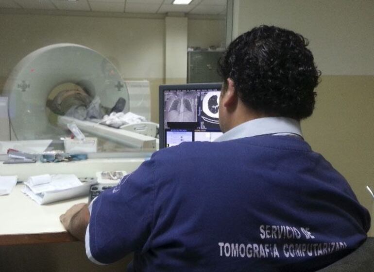 Personal radiólogo realizando una tomografía en un hospital público. 