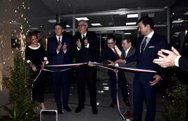 Directivos de Universitaria, junto a autoridades nacionales, dieron por inaugurado el nuevo edificio corporativo.