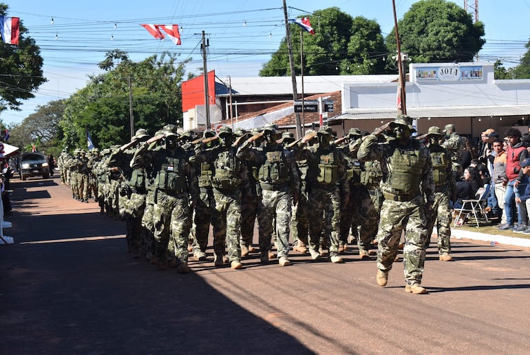 Efectivos de la Armada Nacional con asiento en Puerto Rosario participan del desfile en Itacurubí del Rosario