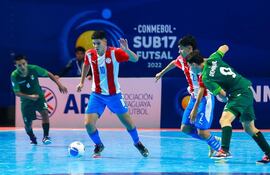 Robert Gamarra avanza en el juego que Paraguay igualó contra Bolivia, en el debut de la Conmebol U17 de futsal, en nuestro país.