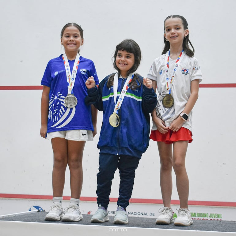 Camila Vera (derecha) completó el podio en U9, colgándose la medalla de bronce.