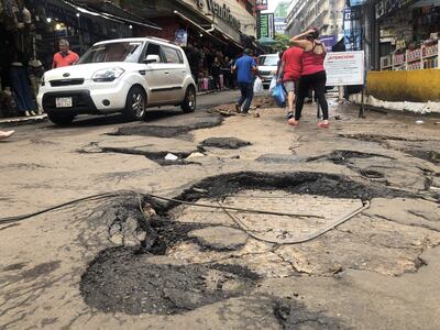 La avenida Adrián Jara con enormes baches en el microcentro de Ciudad del Este.