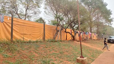 Los familiares de pacientes internados en el Hospital Nacional de Itauguá, que se quedan en los albergues, aseguraron que a diario acumulan facturas por compra de fármacos e insumos que no tiene el hospital.