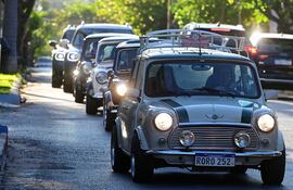 Con un colorido desfile, los fanáticos de MINI celebraron su 65 aniversario.
