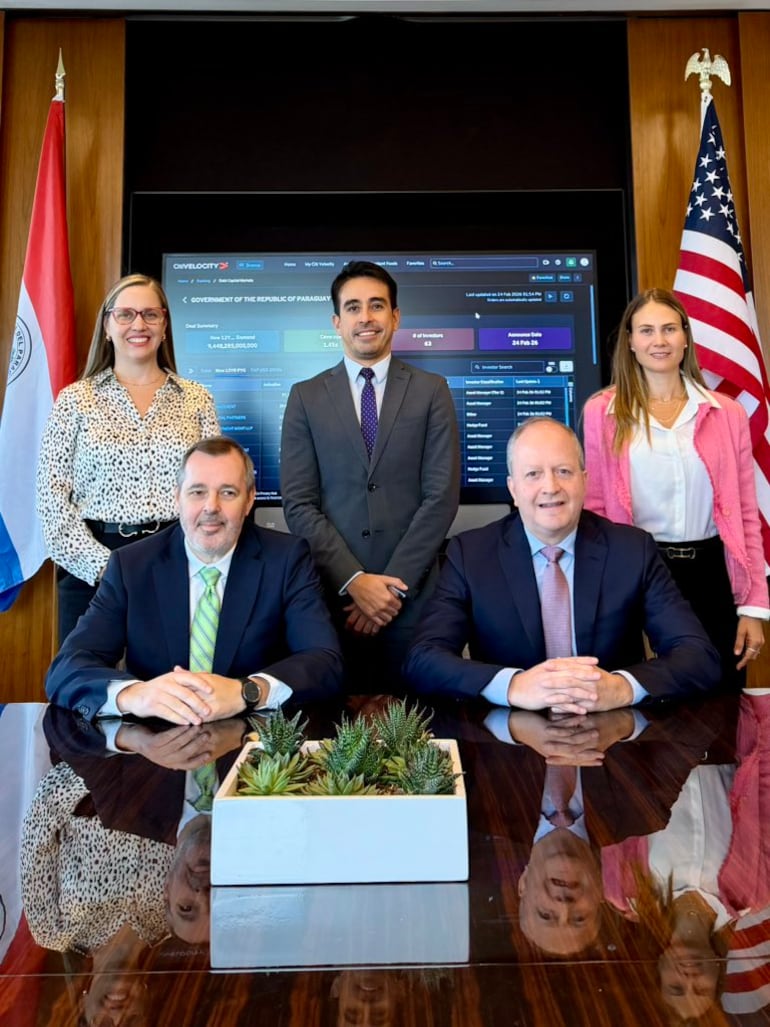 El equipo del Gobierno liderado por el ministro Carlos Fernández y el titular del BCP Carlos Carvallo