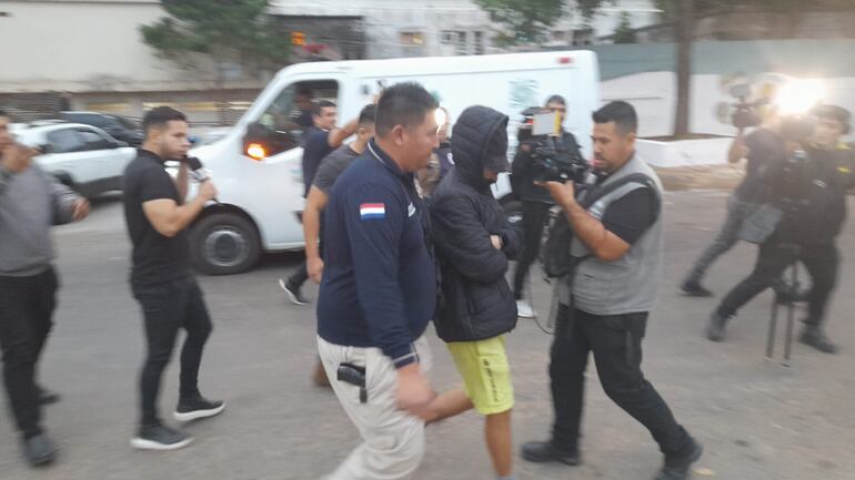 Momento de la detención de un sospechoso en el barrio Bernardino Caballero, en busca de un asaltante que habría atacado a la custodio de Claudia Aguilera viudad de Pecci.