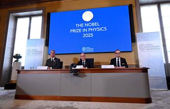 Olle Eriksson, presidente del Comité Nobel de Física, Hans Ellegren, secretario general de la Real Academia Sueca de Ciencias, y Goeran Johansson, miembro del Comité Nobel de Física, se dirigen a una rueda de prensa para anunciar a los ganadores del Premio Nobel de Física de 2025 en la Real Academia Sueca de Ciencias en Estocolmo, Suecia, el 7 de octubre de 2025. John Clarke (Reino Unido), Michel H. Devoret (Francia) y John M. Martinis (EE. UU.) ganan el Premio Nobel de Física, se anunció el 7 de octubre de 2025.