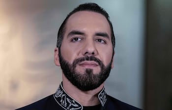 ARCHIVO El presidente de El Salvador, Nayib Bukele, gesticula durante una conferencia de prensa conjunta con en la Casa Presidencial de San José. El salvadoreño Nayib Bukele ha obtenido la nominación de su partido para aspirar a un tercer mandato presidencial, tras unas polémicas reformas legales que le permitieron postularse para las elecciones previstas para el próximo año. El partido Nuevas Ideas proclamó a Bukele como su candidato a última hora del 12 de julio de 2026, tras ganar las elecciones internas, de cara a los comicios nacionales programados para febrero de 2027.
