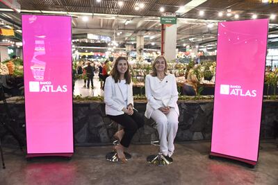 Yasmin Lombardo, gerente comercial de Personas de Banco Atlas, y María Epifania González de Rodríguez, directora titular de Tecnología y Operaciones de Banco Atlas.