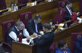 El senador Javier Zacarías Irún (ANR, HC), conversa por teléfono en la sala de sesiones del Senado.