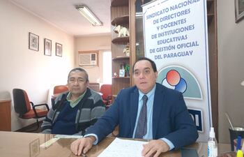 Miguel Mareco, representante del Sindicato de Directores (Sinadi), acompañado por un docente.