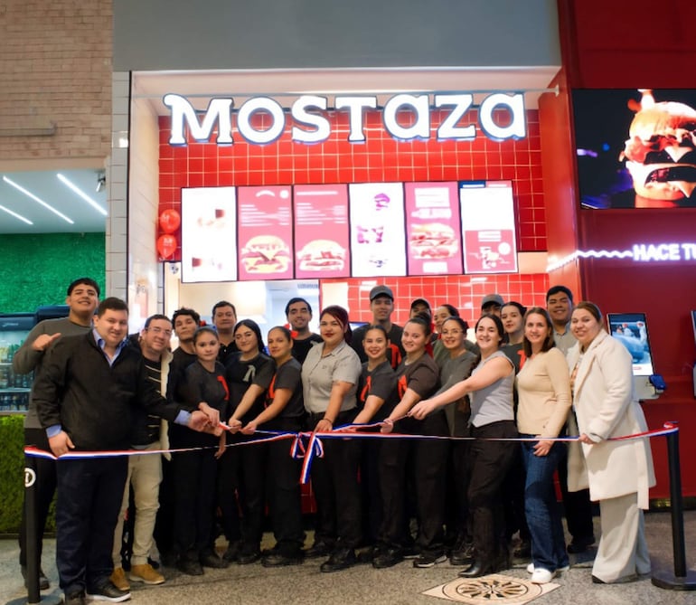 Inauguración del nuevo local de Mostaza, ubicado en el patio de comidas del Shopping París, en Ciudad del Este.
