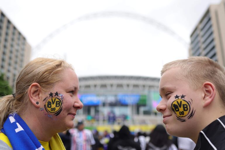Los aficionados en los alrededores del estadio de Wembley antes de la final de la Champions League entre el Borussia Dortmund y el Real Madrid en Londres.