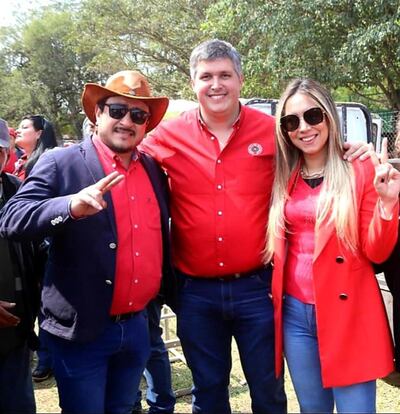 El intendente de Caapucú, Penayo (i), el diputado Esteban Samaniego y esposa, la intendenta de Quyquyhó, Patricia Corvalán.