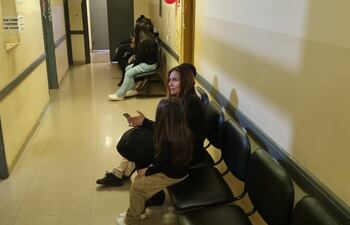 Pacientes aguardan frente al laboratorio del Hospital Distrital de San Ignacio, Misiones, para realizarse el test de influenza.