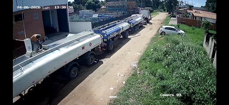 Un camión de doble cisterna con diseño de Petropar. Este tipo de vehículos no es tan común en Paraguay, según el investigador.