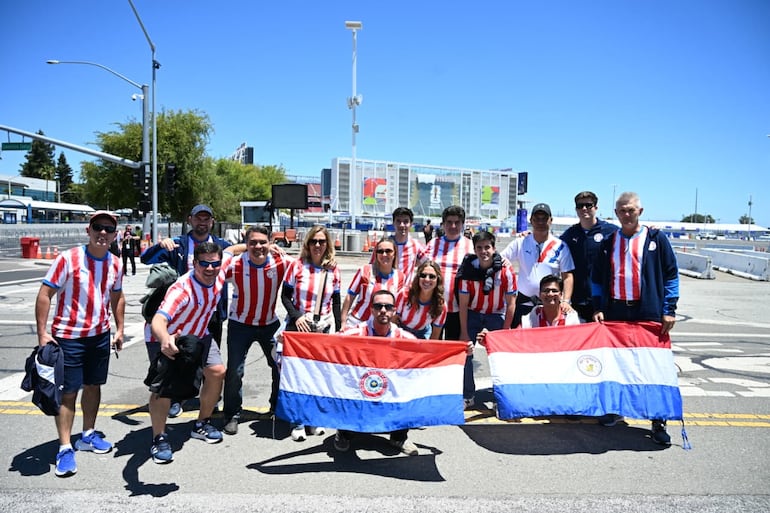 Los aficionados de Paraguay instalados en las inmediaciones del Levi’s Stadium
