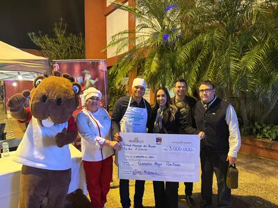 Ever Salinas, ganador del concurso del Pira Caldo posa orgulloso con el cheque de tres millones de guaraníes otorgado por la Gobernación de Ñeembucú.