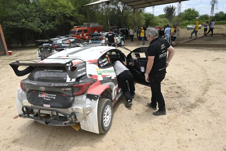 Los autos del Campeonato Nacional de Rally realizan la instalación del GPS en la Terminal de Ómnibus de la ciudad de Mariscal Estigarribia, cabecera del Rally del Chaco 2026.