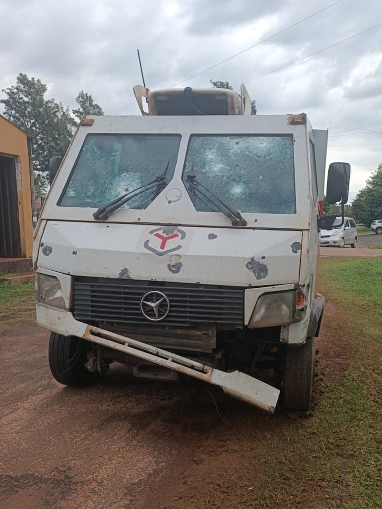 El camión transportador de caudales blindado de la empresa Yrendagüe SA que fue asaltado por piratas del asfalto en Yataity del Norte.