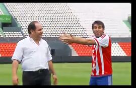spot-de-arnaldo-samaniego-filmado-en-el-campo-de-juego-del-estadio-defensores-del-chaco--113843000000-1394274.jpg