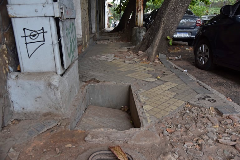 Vereda en mal estado en Asunción.