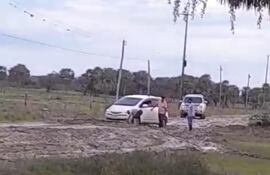 Varios conductores quedaron atrapados debido al mal estado del camino en el tramo que une San Juan de Ñeembucú con Laguna Itá, Otazú y Ciervo Blanco.