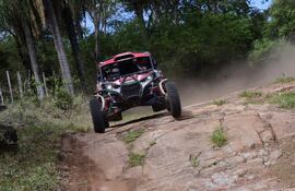 Óscar Santos Peralta y Hernán Vargas Peña (este último debutando en la modalidad) descienden con el Can Am Maverick R, del Team Santos Racing, uno de los cerros por los que pasó la carrera ayer.
