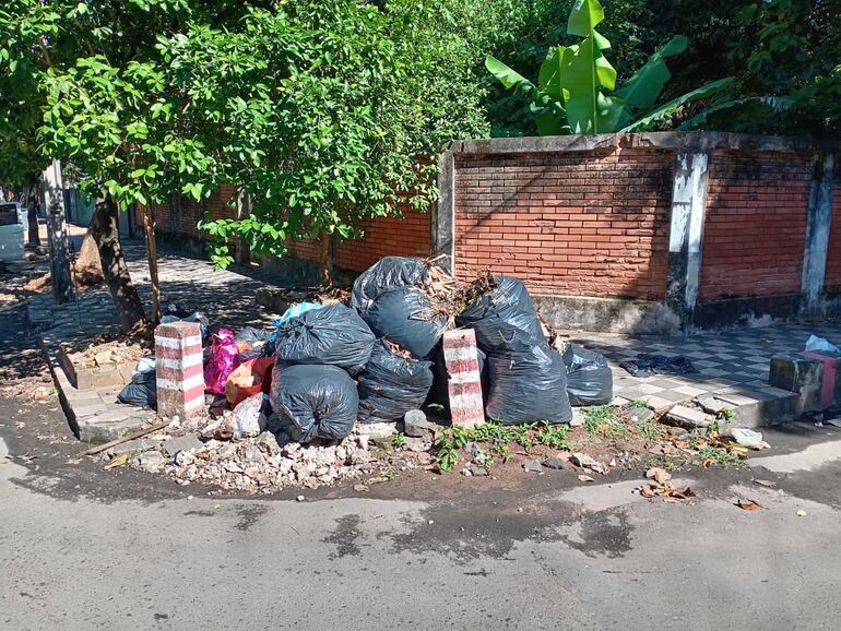 Vertedero en la calle José Martí, entre Santa Cruz de la Sierra y Adolfo Riquelme, barrio Tembetary.