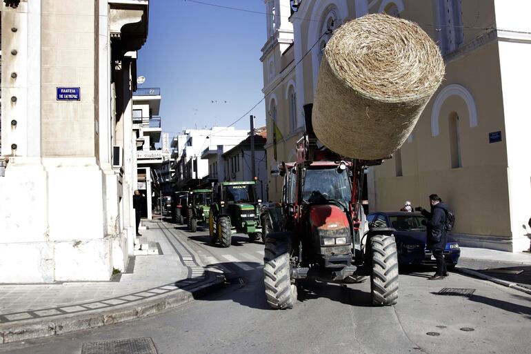 Los agricultores participan en una manifestación con sus tractores en Lamia, Grecia, 26 de enero de 2024. Agencias y asociaciones agrícolas de toda Fthiotida se reunieron frente a la exposición Panhelénica de Lamia para una marcha de protesta, con unos 100 tractores.