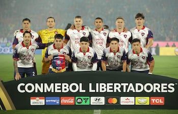 Jugadores de Cerro Porteño forman este miércoles, en el partido de vuelta de los octavos de final de la Copa Libertadores entre Cerro Porteño y Palmeiras en el estadio La Nueva Olla de Asunción (Paraguay).