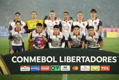 Jugadores de Cerro Porteño forman este miércoles, en el partido de vuelta de los octavos de final de la Copa Libertadores entre Cerro Porteño y Palmeiras en el estadio La Nueva Olla de Asunción (Paraguay).