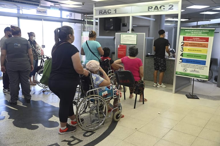 Instan a la vacunación, principalmente de personas con factores de riesgo, como los adultos mayores. 