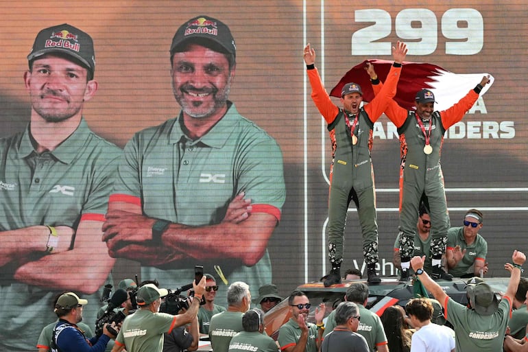 Nasser Al-Attiyah llegó a su sexto Tuareg en coches, esta vez junto a Fabian Lurquin, con Dacia.