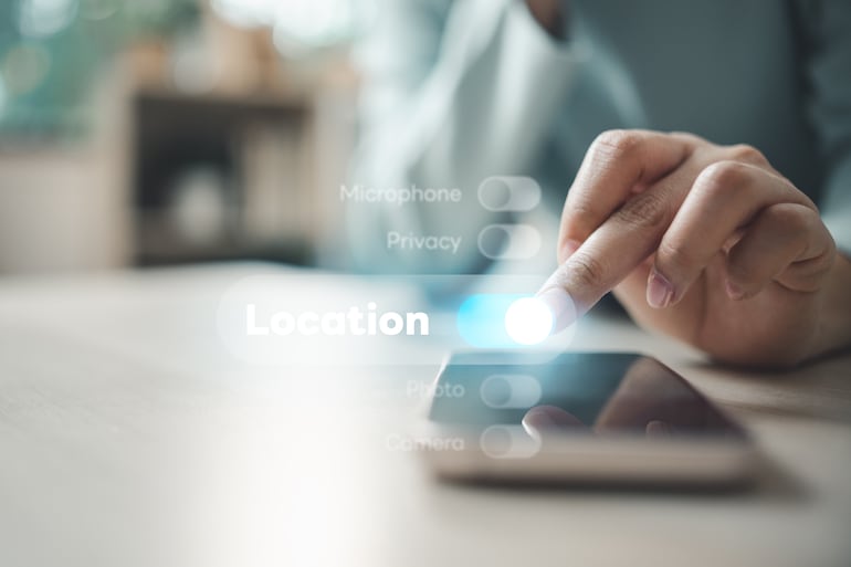 Concepto de ubicación, smartphone, app.