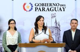 La ministra del MOPC, Claudia Centurión, brindó una conferencia de prensa para explicar los detalles del servicio Búho.