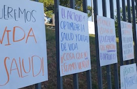 Padres de niños con diabetes se manifiestan frente al Ministerio de Asunción denunciando falta de insulina y médicos endocrinólogos