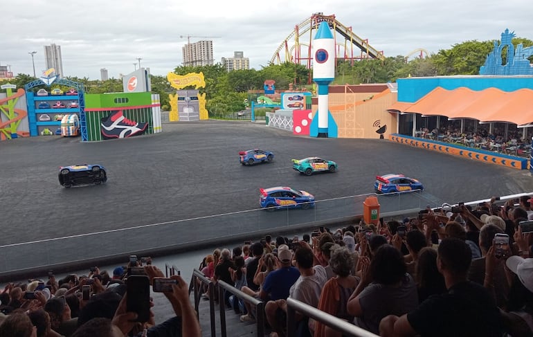 Cada función es única, con maniobras que desafían las leyes de la física frente a miles de espectadores.