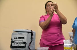 Una enfermera prepara una dosis de vacuna contra dengue para su aplicación.