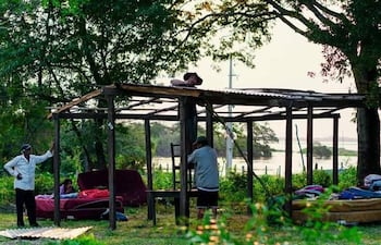 Voluntarios construyen refugio para familias afectadas por crecida del río Tebicuary.