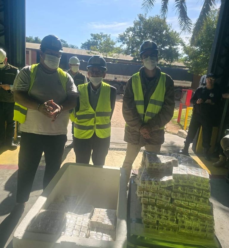 Los imputados por el robo de las cajas de tirzepatida, Juan Andrés Jiménez y Matías Rodrigo, junto a su abogado defensor, Adolfo Gigilbert.