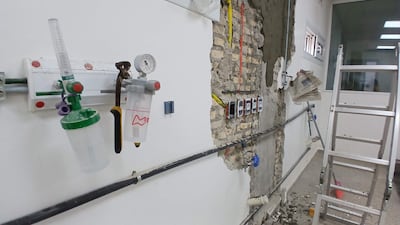 Interior del Centro Nefrológico con regulador de oxígeno y colector de vacío en remodelación, sin personas presentes.