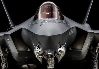 Avión de combate polivalente F-35 de la Fuerza Aérea Italiana durante la operación de defensa dirigida por la OTAN en la base aérea de Keflavik, Islandia. (EFE/EPA)