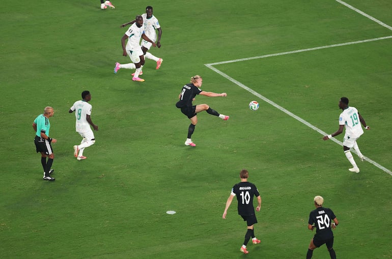 De esta manera, Erling Haaland (#9), de Noruega, convirtió uno de los goles con los cuales su selección venció a Senegal.