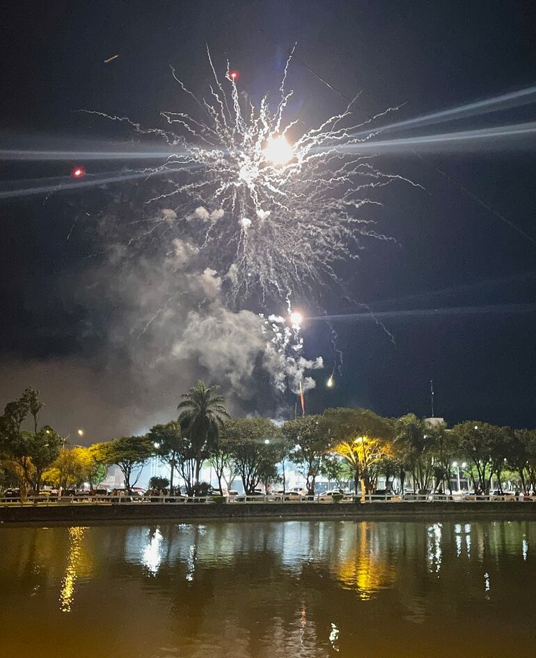 Show pirotécnico en homenaje al 124° aniversario de la ciudad de Pedro Juan Caballero.