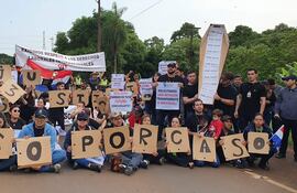 Los trabajadores destituidos, durante la manifestación de este miércoles.