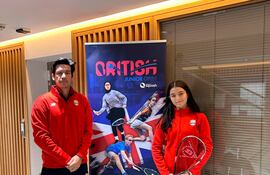 El manager Esteban Casarino y Fiorella Gatti en la sede del British Junior Open 2025.