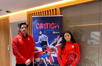 El manager Esteban Casarino y Fiorella Gatti en la sede del British Junior Open 2025.