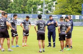 El seleccionador Carlos de los Santos Jara Saguier (73 años), en la ronda de charla con los atletas.