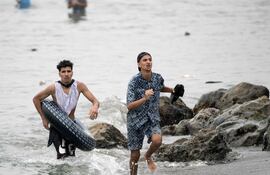 Migrantes intentan llegar a nado desde Marruecos hasta el enclave español de Ceuta.